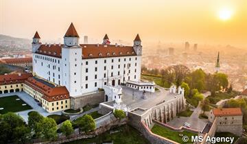 Bratislava, zámek Hof a římské Carnuntum