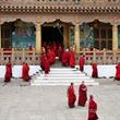 Bhútán s turistikou v zeleném Himálaji 