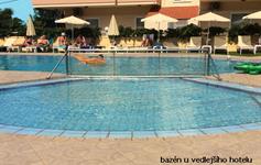 Bazén u vedlejšího hotelu k dispozici