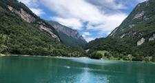 Léto u alpského jezera Lago di Garda