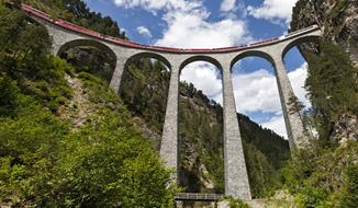 Nejkrásnější motivy Alp Arlberskou drahou a trasou Bernina a Glacier Expressu